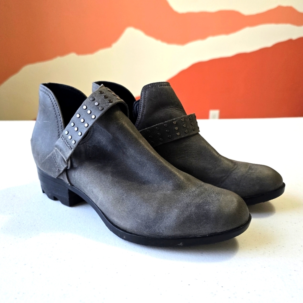 Sorel Women's Lolla II Boot Size 9.5 Block Heel Stud Strap Gray Leather Distress